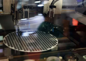 China’s SiCarrier Unveils Broad Chip Equipment Lineup at SEMICON 2025, Challenging ASML’s Market Hold