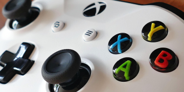 Microsoft Postpones First-Party Xbox Handheld to Focus on Windows 11 Portable Optimization