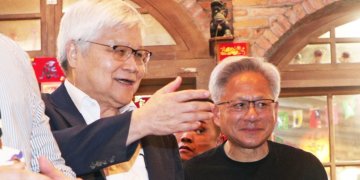 NVIDIA CEO Jensen Huang Hosts “Iconic” Taiwan Dinner with Executives; Gifts Souvenirs to Media